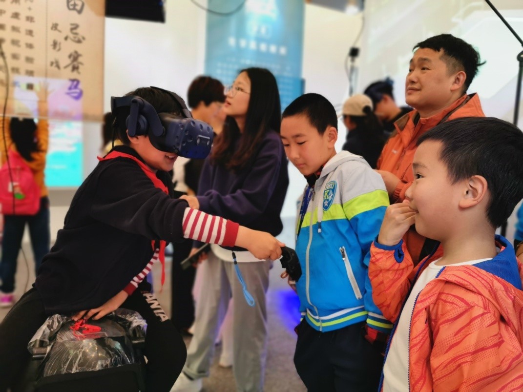 2019第十六届上海教育博览会现场，观众在体验“皮影VR”游戏