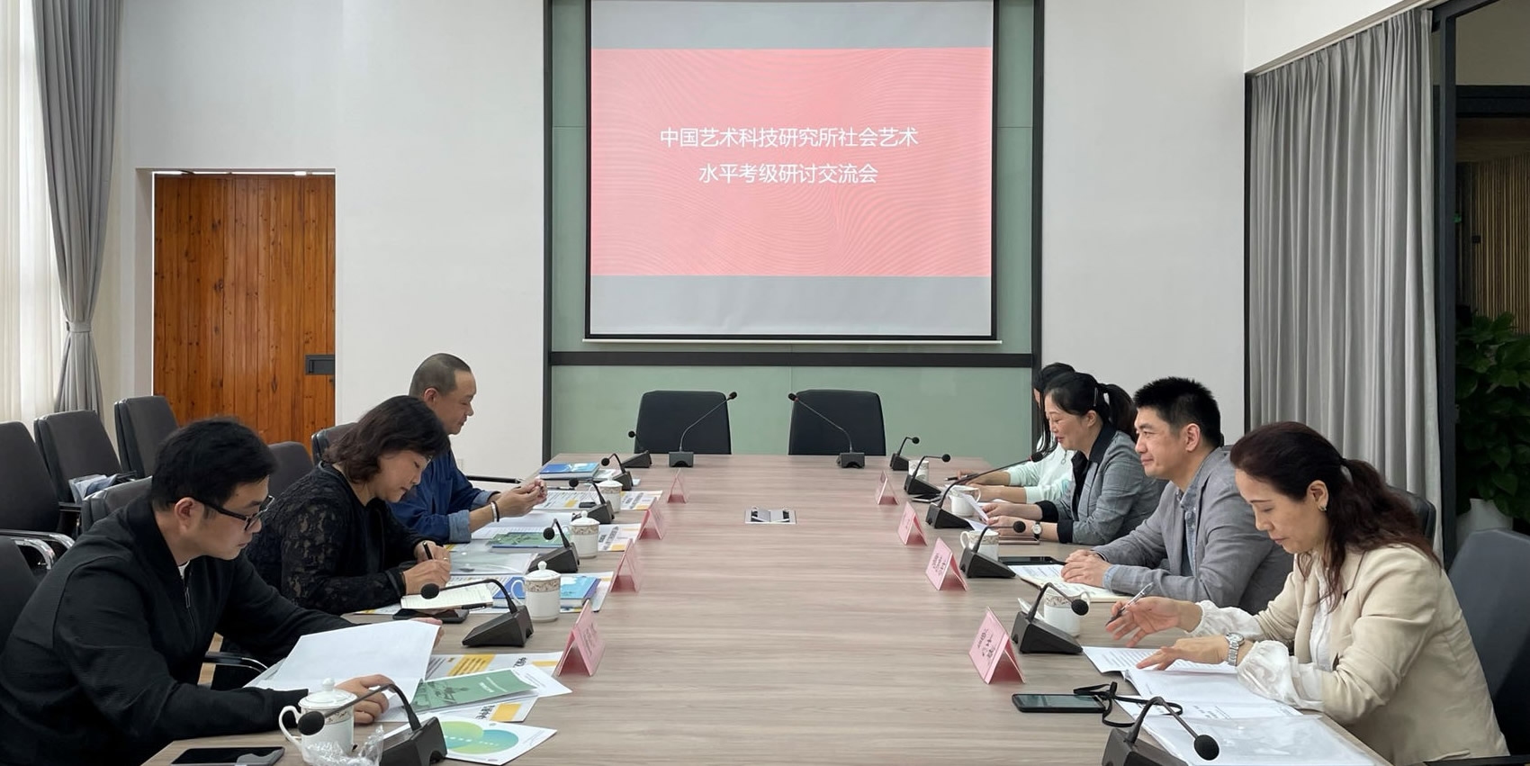 图1  艺科所调研组在宁波美术馆进行座谈交流
